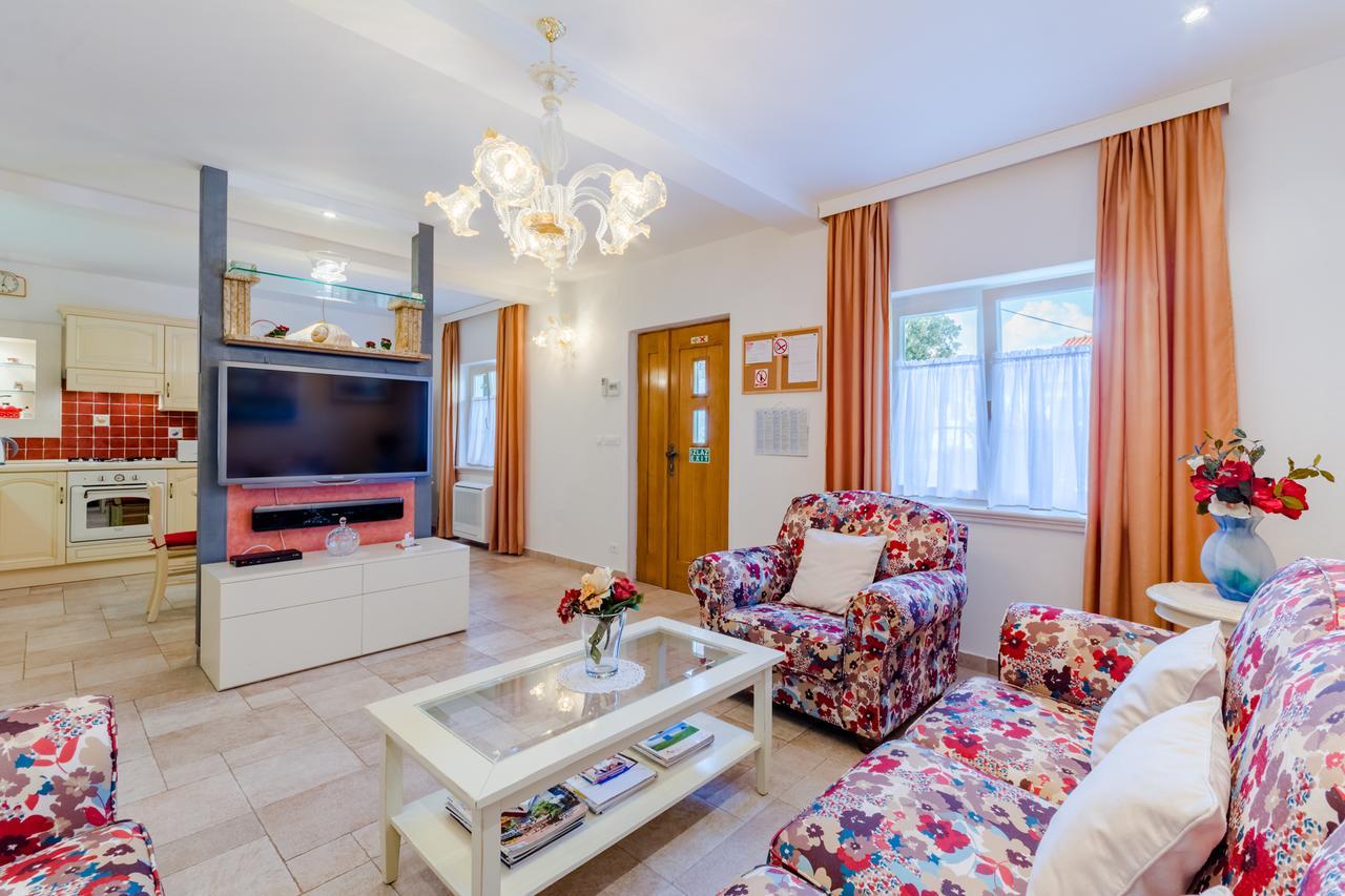 Apartments Villa Camellia - Adults Only Supetar Eksteriør bilde