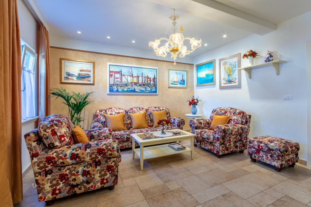 Apartments Villa Camellia - Adults Only Supetar Eksteriør bilde