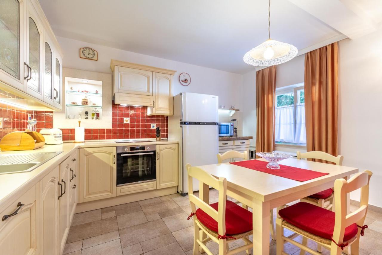 Apartments Villa Camellia - Adults Only Supetar Eksteriør bilde